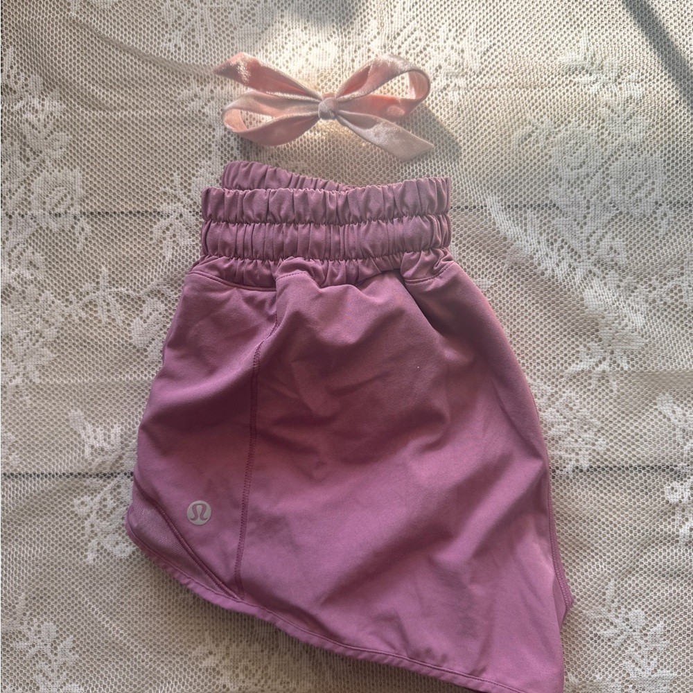 lululemon hotty hot Mauve  2.5 inch shorts size 4